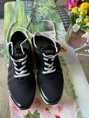 Aetrex Black and White Women's Sneakers